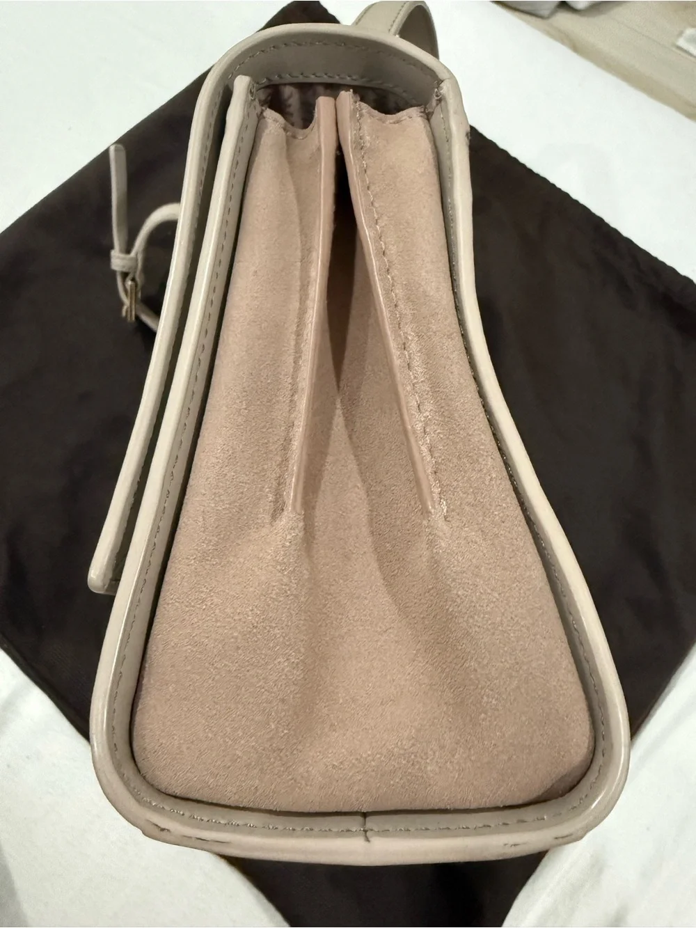 kate spade beige leather shoulder bag with gold-tone logo and dust bag